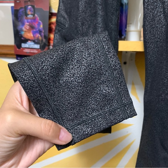 Lululemon Speed Up Tight Full-On Luxtreme 28" in Luminosity Foil Black Silver - Picture 7 of 11